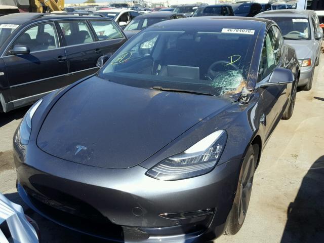 5YJ3E1EA1JF028091 - 2018 TESLA MODEL 3 ნაცრისფერი ფოტო 2
