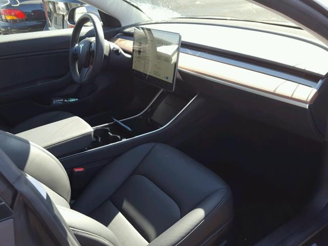 5YJ3E1EA1JF028091 - 2018 TESLA MODEL 3 ნაცრისფერი ფოტო 5