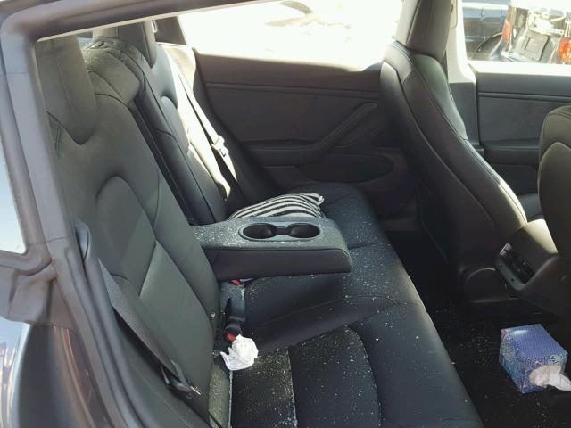 5YJ3E1EA1JF028091 - 2018 TESLA MODEL 3 ნაცრისფერი ფოტო 6