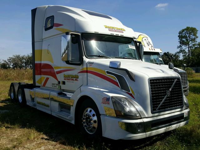 4V4NC9TH3GN965018 - 2016 VOLVO VN VNL WHITE photo 1