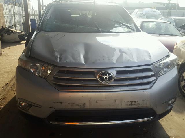 5TDYK3EH9CS053388 - 2012 TOYOTA HIGHLANDER SILVER photo 9