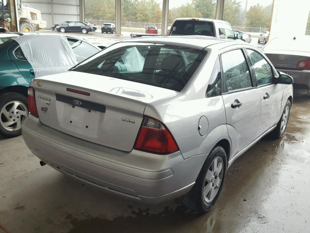 1FAFP34NX6W134118 - 2006 FORD FOCUS ZX4 SILVER photo 4