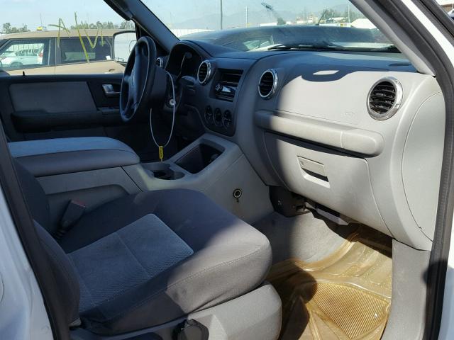 1FMRU15W04LA69978 - 2004 FORD EXPEDITION WHITE photo 5