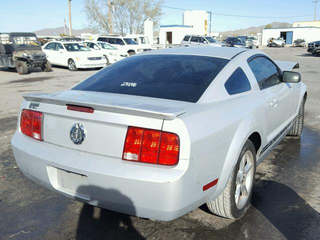 1ZVHT80NX85101594 - 2008 FORD MUSTANG SILVER photo 4