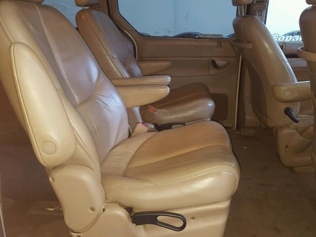 1C4GP44G5YB802679 - 2000 CHRYSLER TOWN & COU BEIGE photo 6