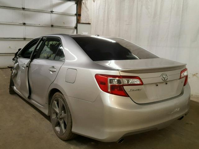 4T1BK1FK9DU021540 - 2013 TOYOTA CAMRY SE SILVER photo 3