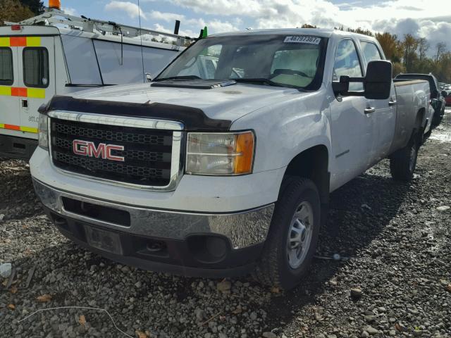 1GT12ZC81EF182591 - 2014 GMC SIERRA K25 WHITE photo 2