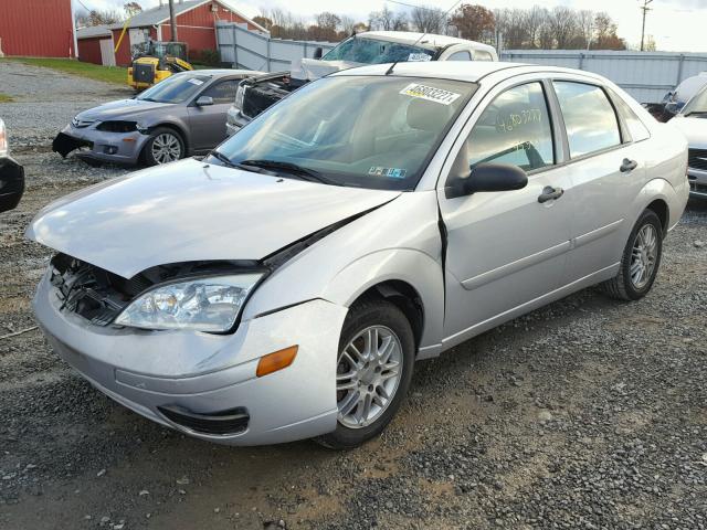 1FAFP34N77W330163 - 2007 FORD FOCUS ZX4 SILVER photo 2