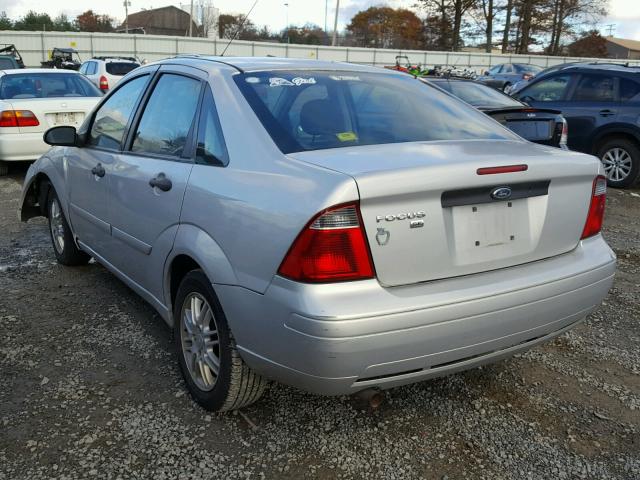 1FAFP34N77W330163 - 2007 FORD FOCUS ZX4 SILVER photo 3