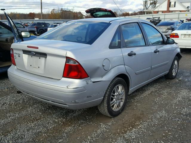 1FAFP34N77W330163 - 2007 FORD FOCUS ZX4 SILVER photo 4