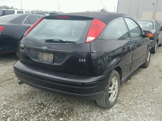 3FAFP3137YR246240 - 2000 FORD FOCUS BLACK photo 4