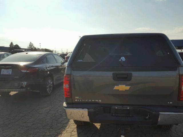 1GCRCREA0BZ383649 - 2011 CHEVROLET SILVERADO GRAY photo 6