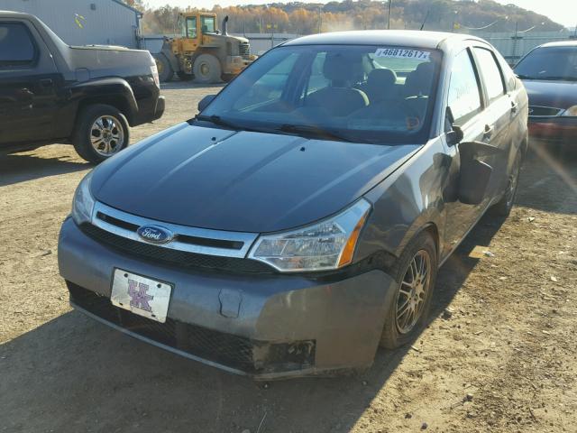 1FAHP3FNXAW231804 - 2010 FORD FOCUS GRAY photo 2