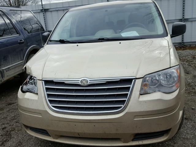 2A4RR2D14AR361423 - 2010 CHRYSLER TOWN & COU GOLD photo 9