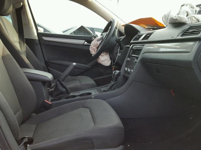 1VWAP7A3XCC055251 - 2012 VOLKSWAGEN PASSAT S ნაცრისფერი ფოტო 5