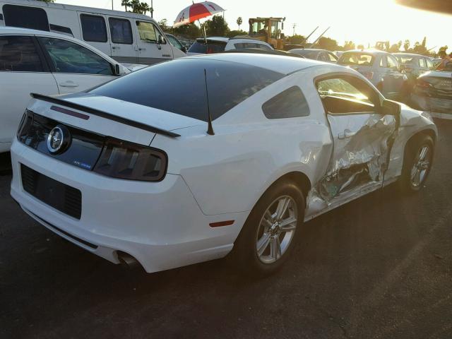 1ZVBP8AM9E5317030 - 2014 FORD MUSTANG WHITE photo 4