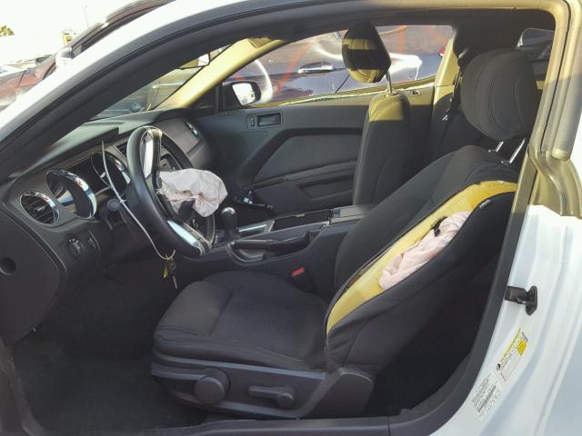 1ZVBP8AM9E5317030 - 2014 FORD MUSTANG WHITE photo 5