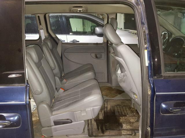 2C4GP54L95R349800 - 2005 CHRYSLER TOWN & COU BLUE photo 6