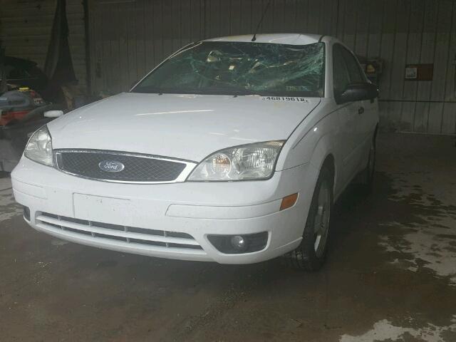 1FAHP34N67W362238 - 2007 FORD FOCUS ZX4 WHITE photo 2