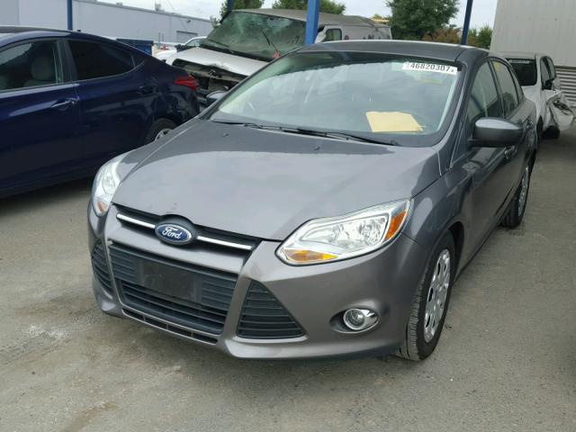 1FAHP3F2XCL106831 - 2012 FORD FOCUS SE GRAY photo 2