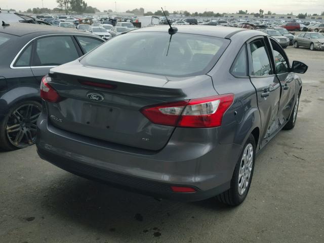1FAHP3F2XCL106831 - 2012 FORD FOCUS SE GRAY photo 4