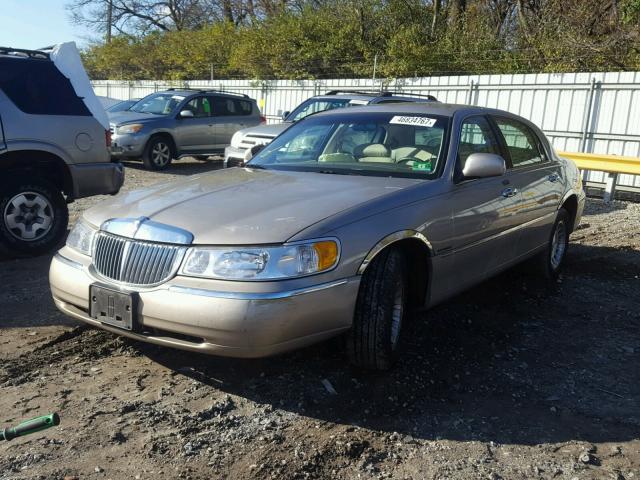 1LNHM81W3XY658203 - 1999 LINCOLN TOWN CAR E BEIGE photo 2