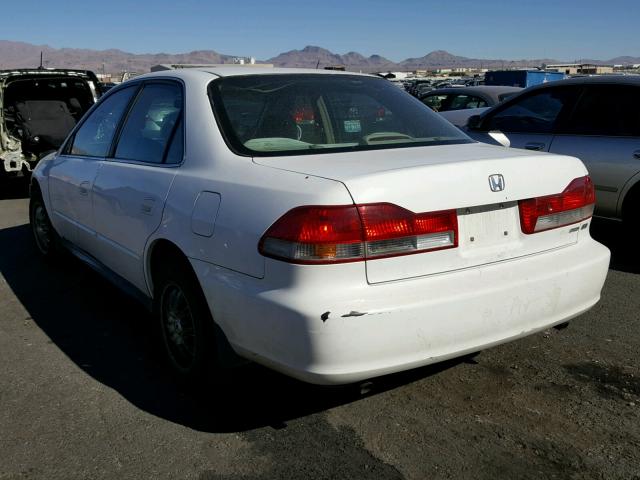 1HGCG16462A067161 - 2002 HONDA ACCORD WHITE photo 3