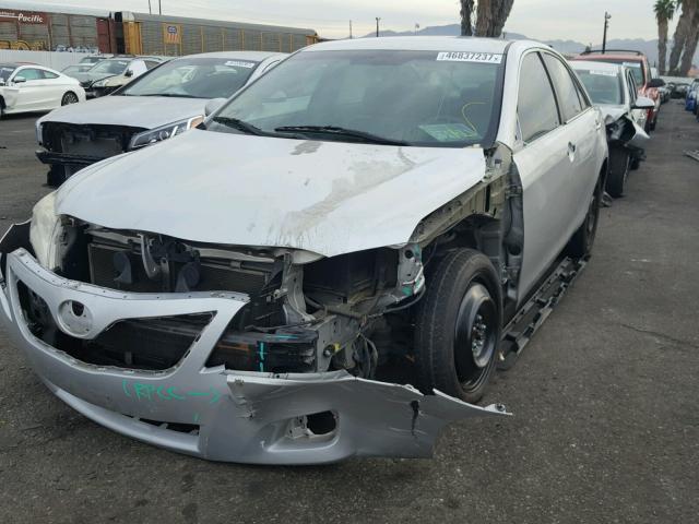 4T1BF3EK6AU060955 - 2010 TOYOTA CAMRY BASE ვერცხლისფერი ფოტო 2