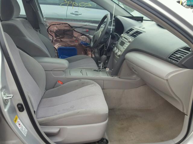 4T1BF3EK6AU060955 - 2010 TOYOTA CAMRY BASE ვერცხლისფერი ფოტო 5