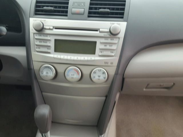 4T1BF3EK6AU060955 - 2010 TOYOTA CAMRY BASE ვერცხლისფერი ფოტო 9