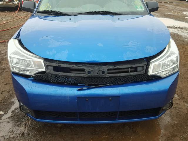 1FAHP3FN7AW139940 - 2010 FORD FOCUS SE BLUE photo 9