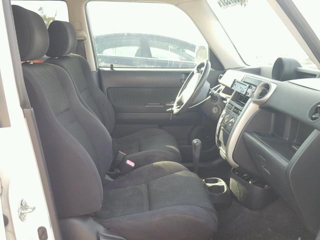 JTLKT324350177901 - 2005 TOYOTA SCION XB Blanco foto 5