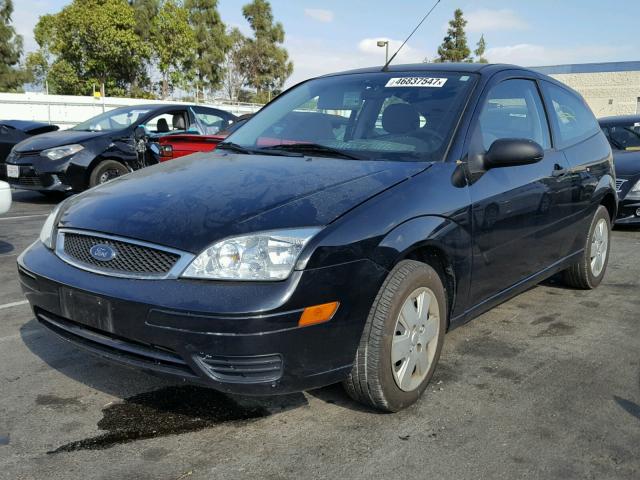 1FAFP31N47W307119 - 2007 FORD FOCUS ZX3 BLACK photo 2