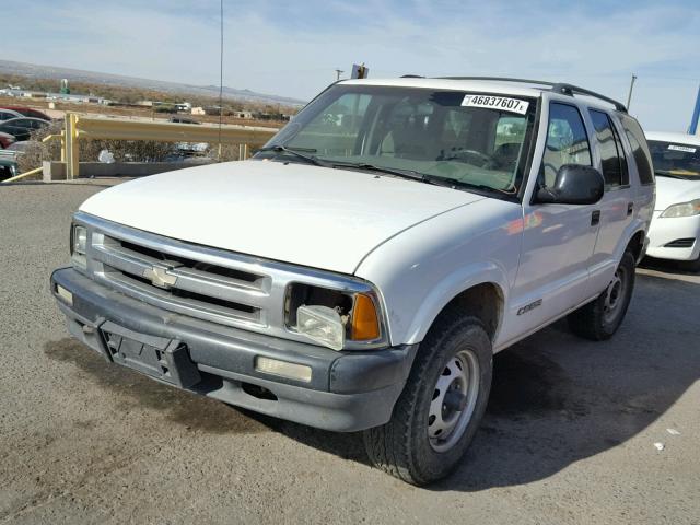 1GNDT13W3V2182679 - 1997 CHEVROLET BLAZER WHITE photo 2