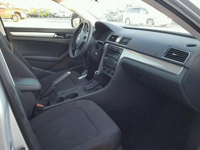 1VWAS7A33EC079098 - 2014 VOLKSWAGEN PASSAT S فضي صورة 5