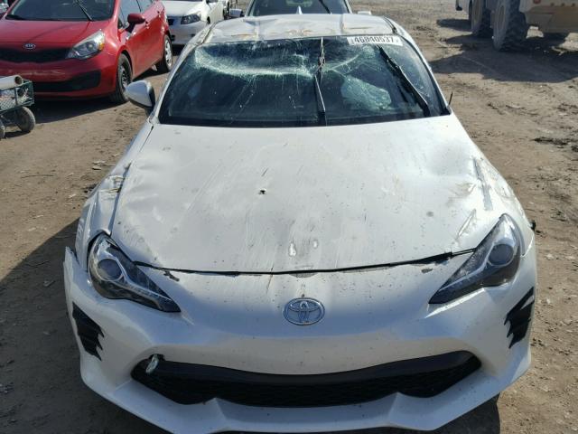 JF1ZNAA10H9701365 - 2017 TOYOTA 86 BASE WHITE photo 9