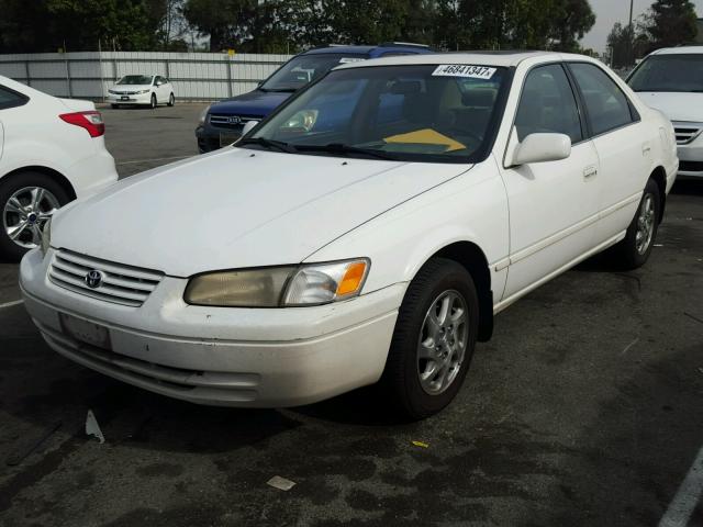 JT2BF28K3W0094045 - 1998 TOYOTA CAMRY WHITE photo 2