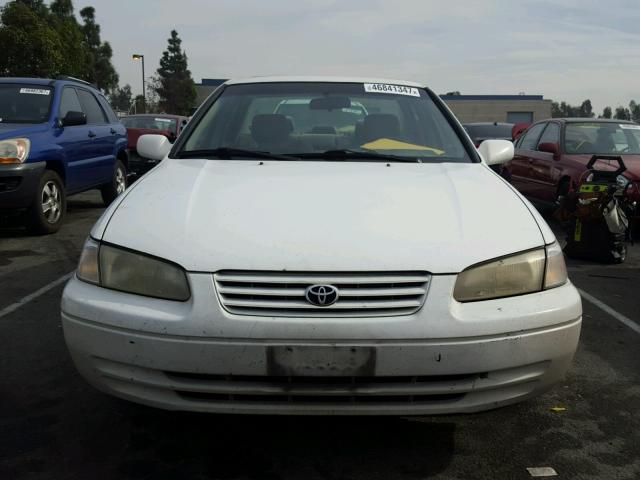 JT2BF28K3W0094045 - 1998 TOYOTA CAMRY WHITE photo 9