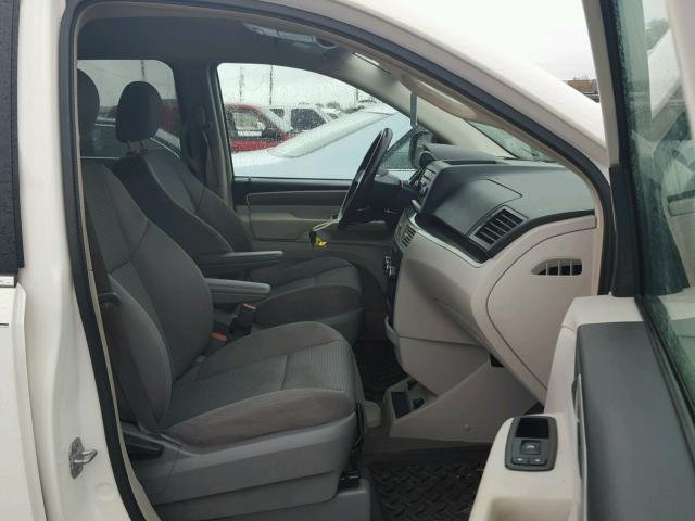 2V8HW44189R549514 - 2009 VOLKSWAGEN ROUTAN S WHITE photo 5