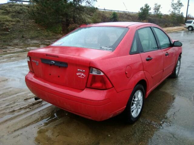 1FAFP34N15W213207 - 2005 FORD FOCUS ZX4 RED photo 4