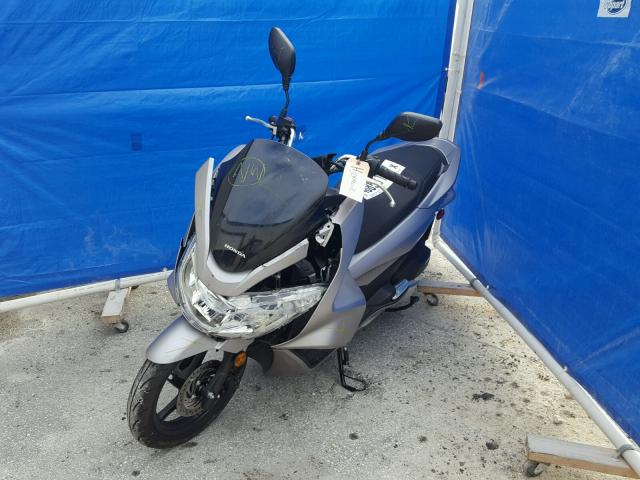 RLHKF1809GY100367 - 2016 HONDA PCX 150 SILVER photo 2