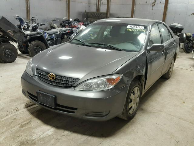 JTDBE32KX20074989 - 2002 TOYOTA CAMRY LE ნაცრისფერი ფოტო 2