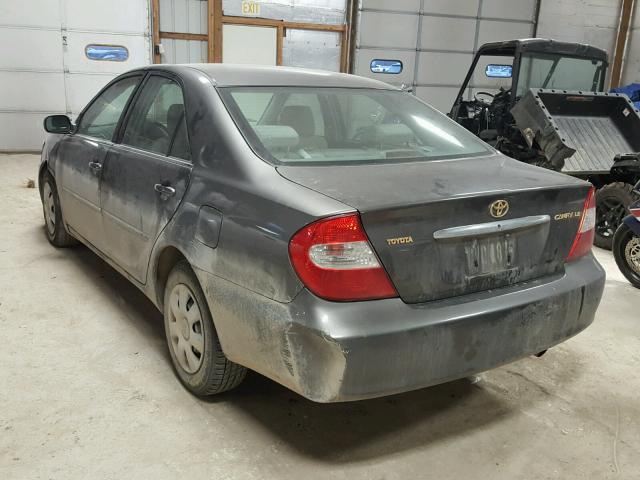 JTDBE32KX20074989 - 2002 TOYOTA CAMRY LE ნაცრისფერი ფოტო 3