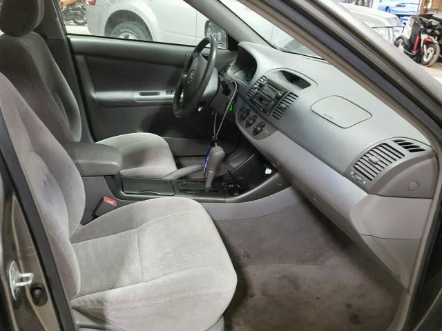 JTDBE32KX20074989 - 2002 TOYOTA CAMRY LE ნაცრისფერი ფოტო 5