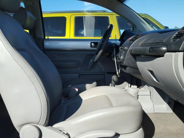 3VWBK31C45M410055 - 2005 VOLKSWAGEN NEW BEETLE 银色 照片 5