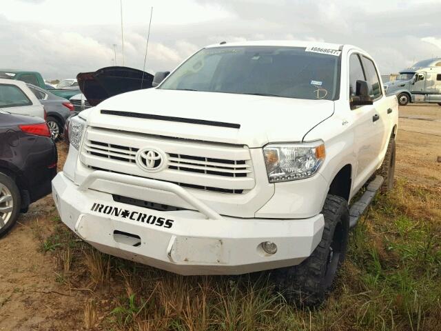 5TFDW5F13FX481343 - 2015 TOYOTA TUNDRA CRE WHITE photo 2