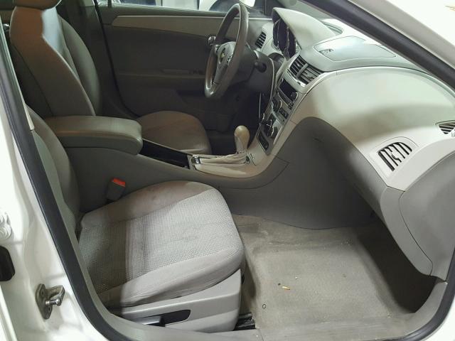 1G1ZA5E01AF221866 - 2010 CHEVROLET MALIBU LS أبيض صورة 5