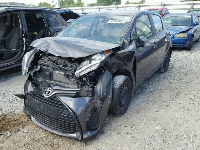 VNKKTUD37HA072998 - 2017 TOYOTA YARIS L GRAY photo 2