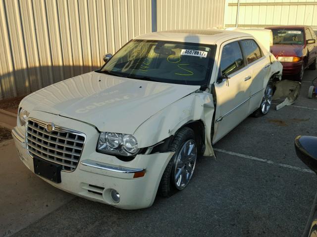 2C3CA6CT7AH114632 - 2010 CHRYSLER 300C CREAM photo 2