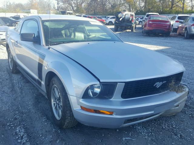 1ZVFT80N755145975 - 2005 FORD MUSTANG SILVER photo 1
